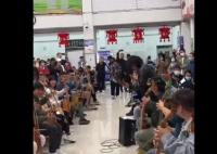 內(nèi)蒙古火車站樂手齊奏萬馬奔騰 照片曝光直接讓人大呼震撼