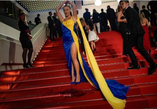 戛納紅毯上 烏克蘭網紅給自己潑假血 原因太出乎意料了