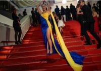 戛納紅毯上 烏克蘭網(wǎng)紅給自己潑假血 原因太出乎意料了