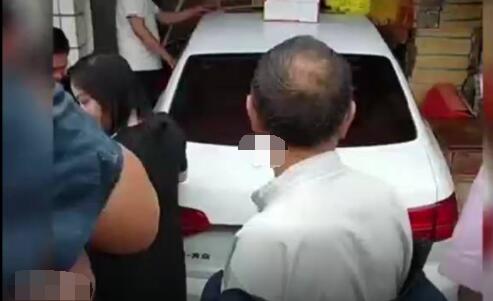 成都一轎車沖進(jìn)店鋪?zhàn)矇?6個(gè)骨灰盒 真相曝光簡(jiǎn)直太驚人了