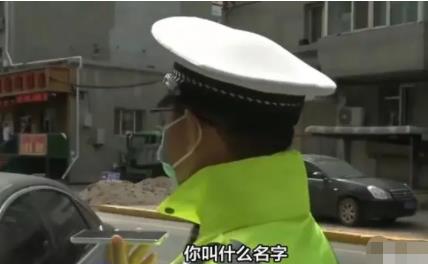 交警處罰違停奧迪遭懟:看給你傲的 男子可能是剛剛喝了酒