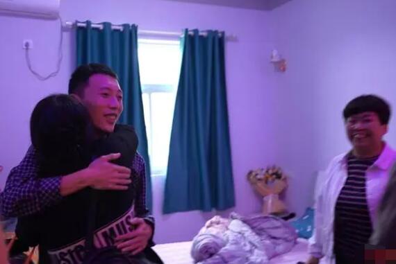 家人拉橫幅歡迎閆嘯天回家 閆嘯天事件是什么?