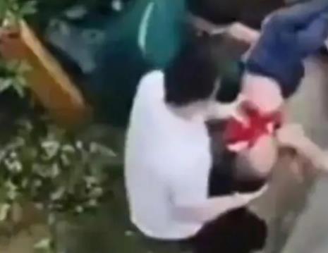 目擊者講述男童從26樓墜下生還 是模仿動(dòng)畫片里的情節(jié)