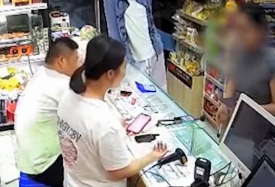 老板幫女子換錢被要求支付手續(xù)費(fèi) 原因太出乎意料了