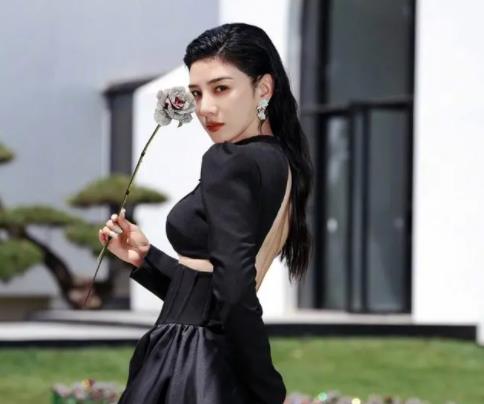 黃奕擅拿展品拍照被美術(shù)館批評 背后原因簡直驚呆了眾人