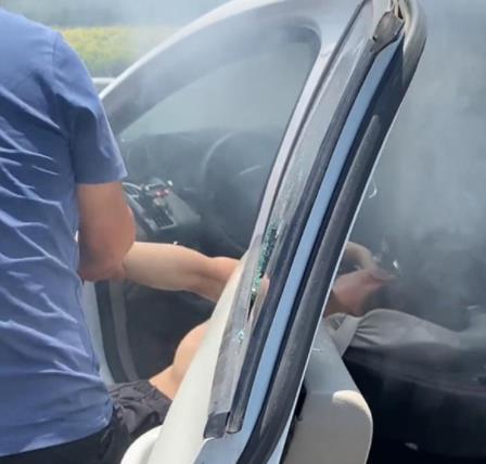 車撞護欄司機昏迷 路人發(fā)現(xiàn)車內(nèi)燒炭 原因揭秘直接讓人傻眼了