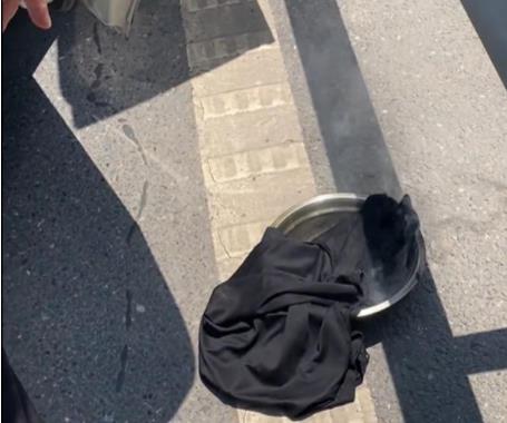 車撞護(hù)欄司機(jī)昏迷 路人發(fā)現(xiàn)車內(nèi)燒炭 原因揭秘直接讓人傻眼了