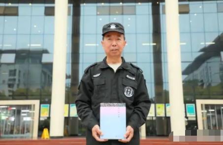 56歲保安寫(xiě)出40余萬(wàn)字長(zhǎng)篇小說(shuō) 背后真相簡(jiǎn)直驚呆了眾人