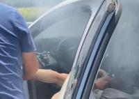 車撞護(hù)欄司機(jī)昏迷 路人發(fā)現(xiàn)車內(nèi)燒炭 背后真相簡直驚呆了眾人