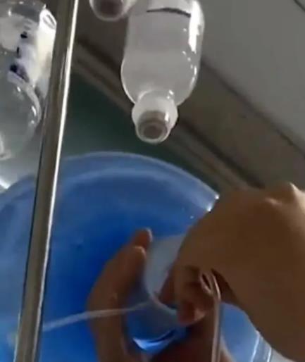 女子輸液被陌生男子拔針扎進(jìn)水桶 真相曝光簡直太驚人了