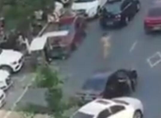 成都一男子駕車街頭亂撞多車后裸奔 原因揭秘直接讓人傻眼了