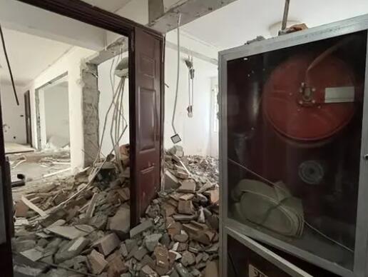 社區(qū)回應(yīng)一層6戶墻面被砸穿 背后原因簡(jiǎn)直驚呆了眾人