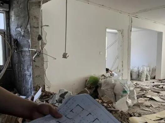 社區(qū)回應一層6戶墻面被砸穿 背后原因簡直驚呆了眾人