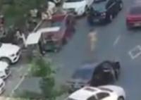 成都一男子駕車(chē)街頭亂撞多車(chē)后裸奔 背后真相簡(jiǎn)直驚呆了眾人