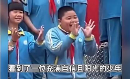 男孩六一表演化身行走表情包 網(wǎng)友稱(chēng)贊陽(yáng)光自信的少年