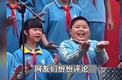 男孩六一表演化身行走表情包 站C位不是沒有道理的