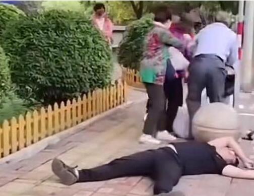 男子與老人起爭執(zhí)后被砸倒 真相揭露真的令人大吃一驚