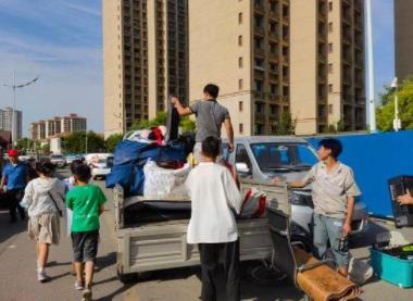 小區(qū)路面開裂后業(yè)主連夜搬家 背后原因簡直驚呆了眾人