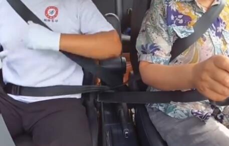 女子考科三系錯(cuò)安全帶考官面如死灰 照片曝光直接讓人大呼意外