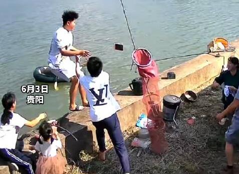 男子掉入魚塘前緊急扔出手機 背后原因簡直驚呆了眾人