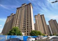 小區(qū)路面開裂后業(yè)主連夜搬家 樓下的道路擠滿了車水泄不通