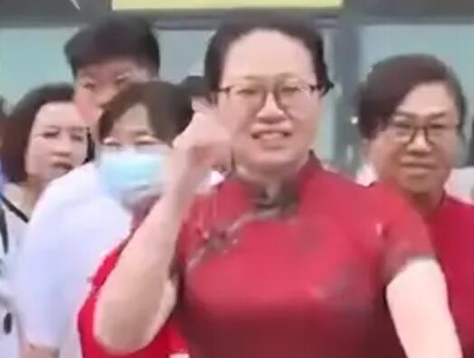 家長穿“紅旗袍”圖好兆頭