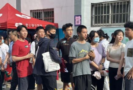 保送男生穿旗袍為高考同學(xué)加油 想以特別的方式助力高考