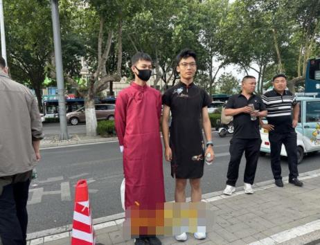 保送男生穿旗袍為高考同學加油 希望同學們旗開得勝取得好成績