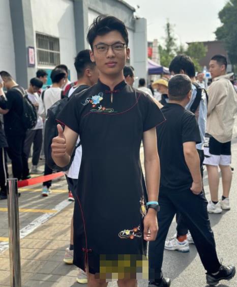 保送男生穿旗袍為高考同學(xué)加油 想以特別的方式助力高考