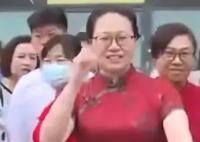 家長(zhǎng)穿“紅旗袍”圖好兆頭 照片曝光直接讓人震撼