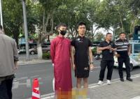 保送男生穿旗袍為高考同學加油 希望同學們旗開得勝取得好成績