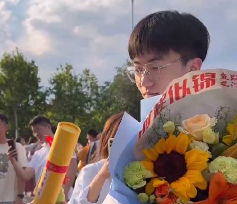 文旅局長(zhǎng)考場(chǎng)門(mén)口送考生狀元卷 真相曝光簡(jiǎn)直太驚人了