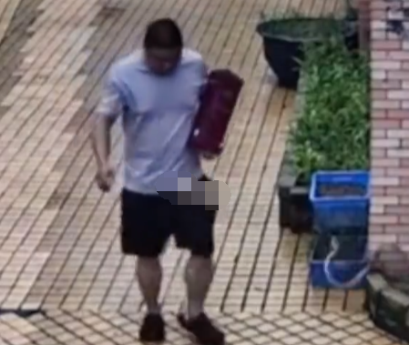 男子被墻角的蛇跳出攻擊 男子被嚇得一路小跑