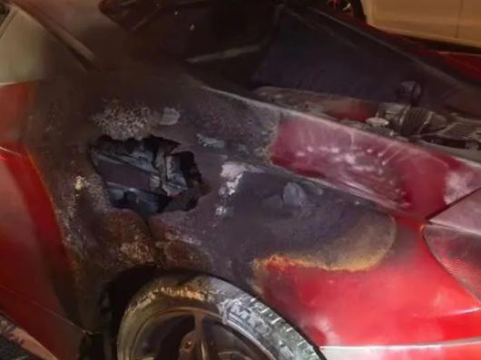杭州街頭百萬級跑車起火 車身燒出洞 真相曝光簡直太驚人了