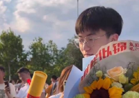 文旅局長考場門口送考生狀元卷 真相曝光簡直太驚人了