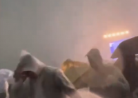 音樂節(jié)2萬多名觀眾被冰雹砸淋 觀眾在風(fēng)雨里緊急撤離