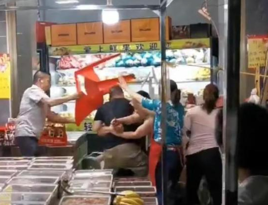 水果店內多人持械斗毆 警方通報 背后原因簡直驚呆了眾人