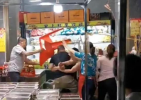 水果店內(nèi)多人持械斗毆 警方通報(bào) 背后原因簡(jiǎn)直驚呆了眾人