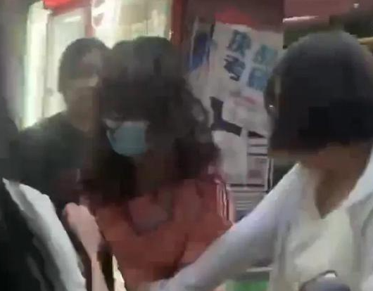 男子扮女裝偷拍鄭大女澡堂:系畢業(yè)生 到底是什么情況?