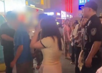 大爺摸女子屁股被逮自扇耳光求饒 真相曝光簡直太驚人了