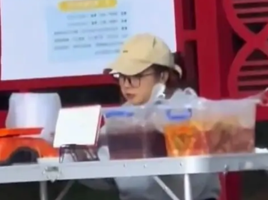 女生擺攤賣雞腳邊賣邊吃 照片曝光實在是太可愛了