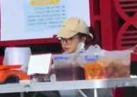 女生擺攤賣雞腳邊賣邊吃 照片曝光實在是太可愛了