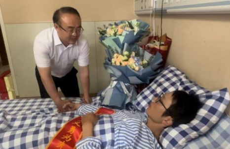 救人小哥想用捐款反哺家鄉(xiāng)教育 真相揭露真的太令人感動了