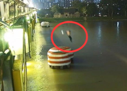 中學老師跳10多米高橋救輕生女 更多細節(jié)曝光實在太感人了  