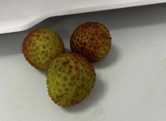 端午公司發(fā)了3顆荔枝 員工懷疑公司是不是要倒閉了