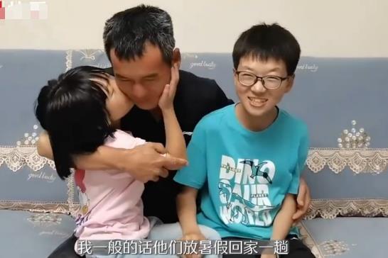 女兒考滿分農(nóng)民工父親買燒雞慶祝 到底是什么情況?