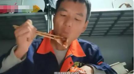 女兒考滿分農(nóng)民工父親買燒雞慶祝 到底是什么情況?