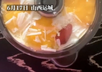 女子買蛋糕遇“空心包裝刺客” 翻過(guò)蛋糕盒才發(fā)現(xiàn)底部是空的