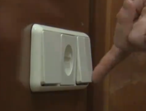 快遞員追求女客戶被拒凌晨持刀入室 到底是什么情況?