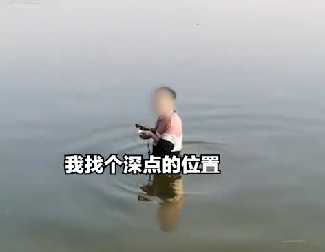 男子欲跳河輕生 救援現(xiàn)場像說相聲